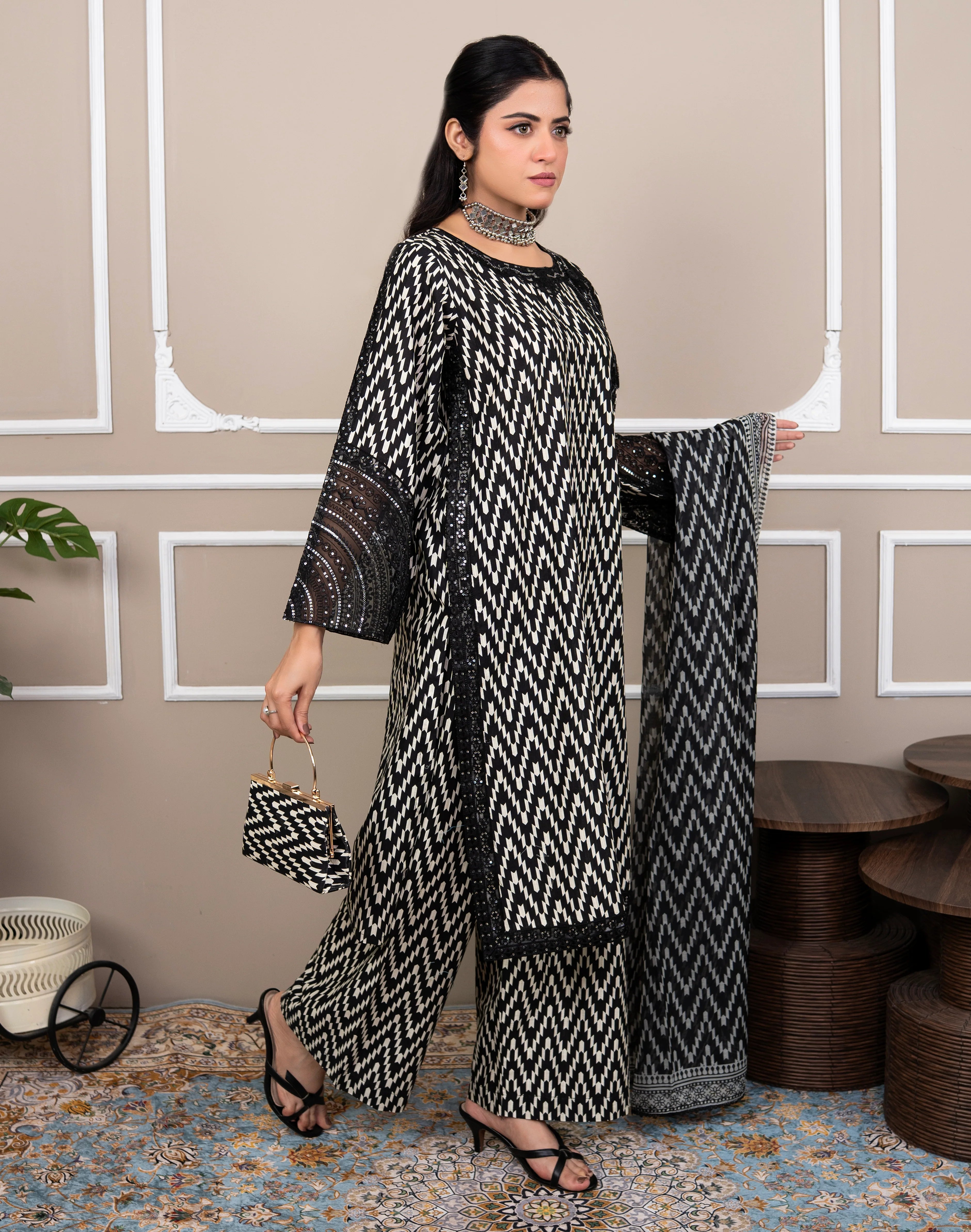 Noir Ivory 3PC With Free Hand Bag
