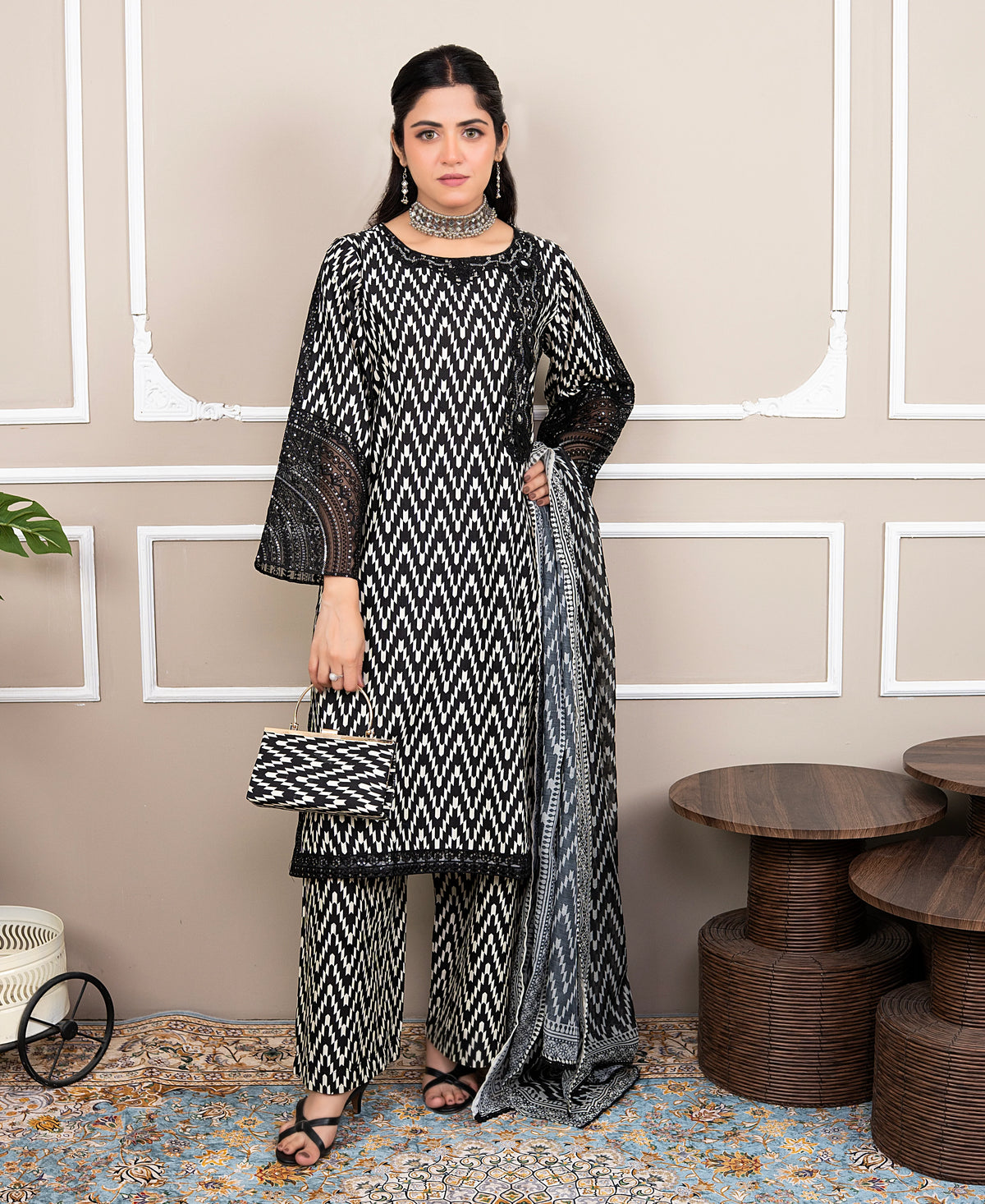 Noir Ivory 3PC With Free Hand Bag